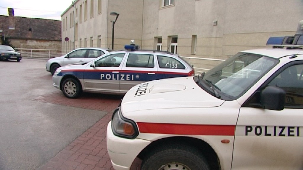polícia_rakúsko_viedeň_autá v rade za sebou